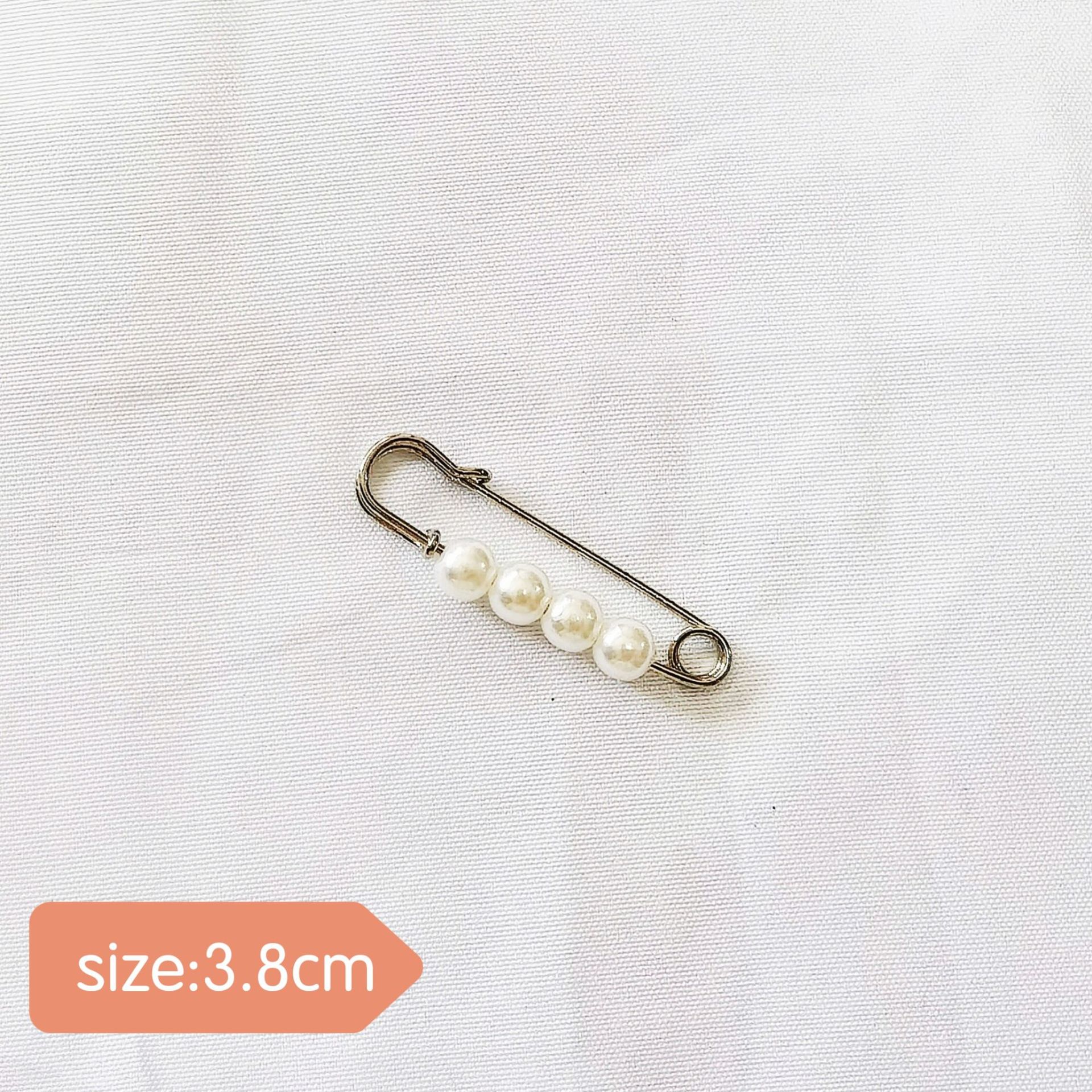 Pin 13#Cuatro cuentas blancas, aguja de plata, 3.8 cm.