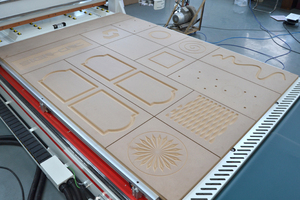 Pannello di legno linea di produzione di nidificazione macchina cnc con caricamento automatico tavolo di scarico router per mobili mobile