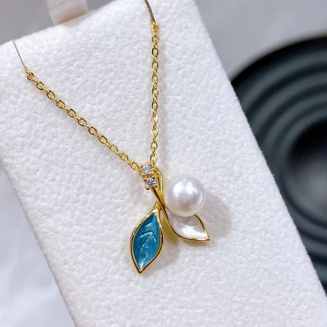 สร้อยคอจี้สีขาว