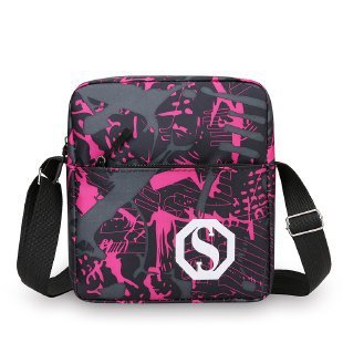 Sac bandoulière réfléchissant rouge rosé à motif camouflage.