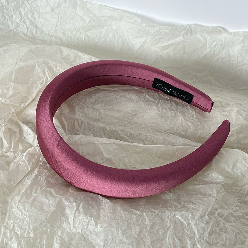Bandeau pour cheveux en soie carmin éclatante.