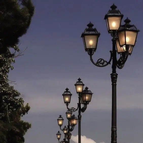 Lampu Poles Tenaga Eropa Luar Ruangan Dekoratif Modern Antik Lampu Taman Jalan Lampu Tenaga Surya Tahan Air