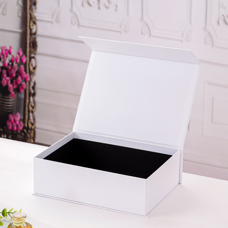 Boîte blanche en forme de livre