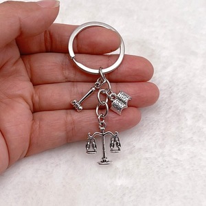 Balance Judge Provision <span class=keywords><strong>Book</strong></span> Gavel Keychain for Lawyer the Scale of Justiceキーチェーンバックパックペンダント手作りバッグアクセサリー