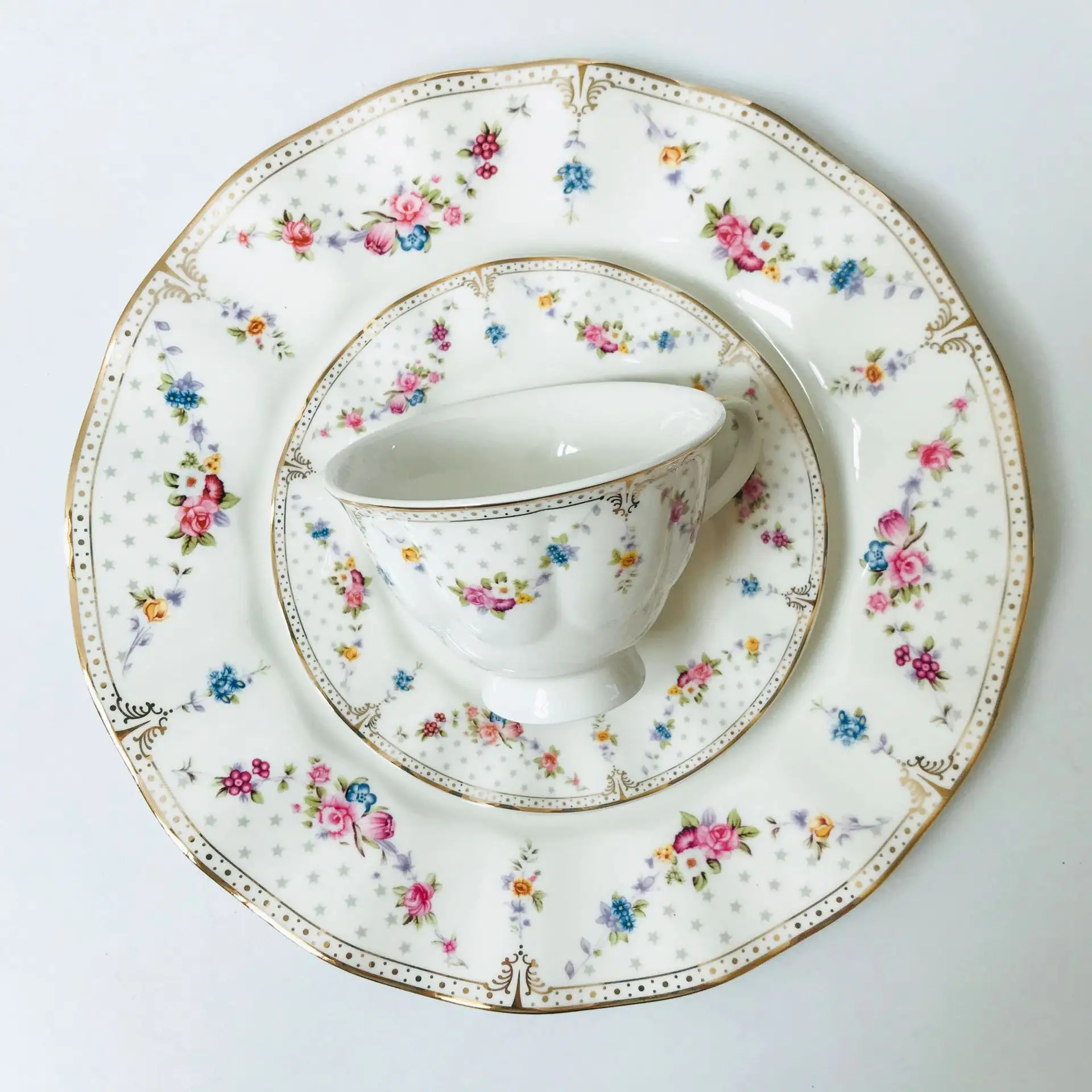 Juego de tazas de té de dibujo de oro europeo con plato y patrón de flores, juego de tazas de café de cerámica de lujo y platillo