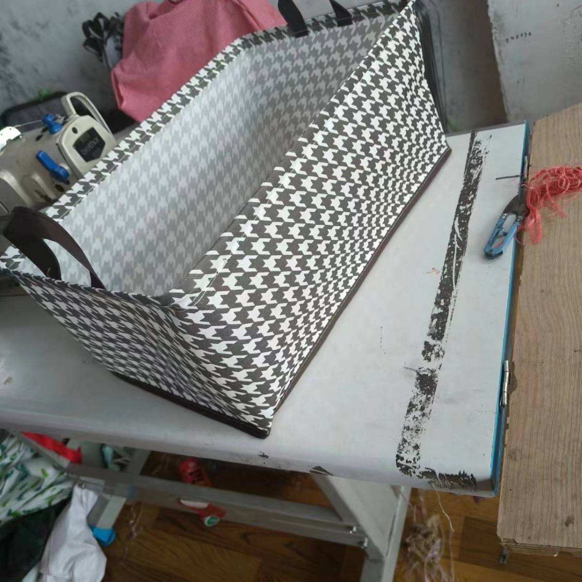 Houndstooth - No steel frame - No base plate