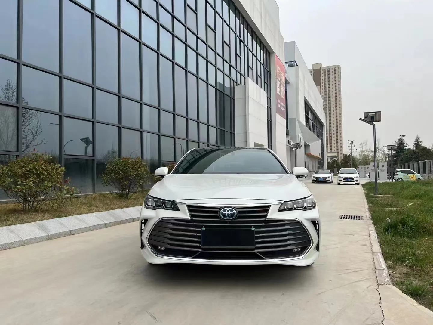 Toyota Yazhoulong 자동차 판매 저렴한 럭셔리 중형 자동차 재고가 대량으로 판매