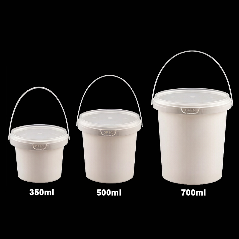 Taza blanca y tapa transparente.