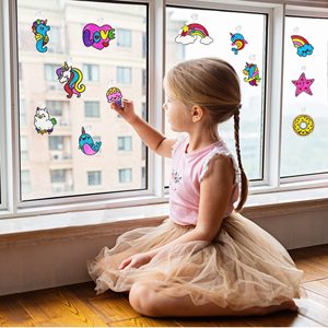 ウィンドウグリッターペイントアートキットは26のプロジェクトを作成し、4〜12歳の子供向けの独自のDIYアクリルウィンドウクラフトを作成します。 - Product Image 3