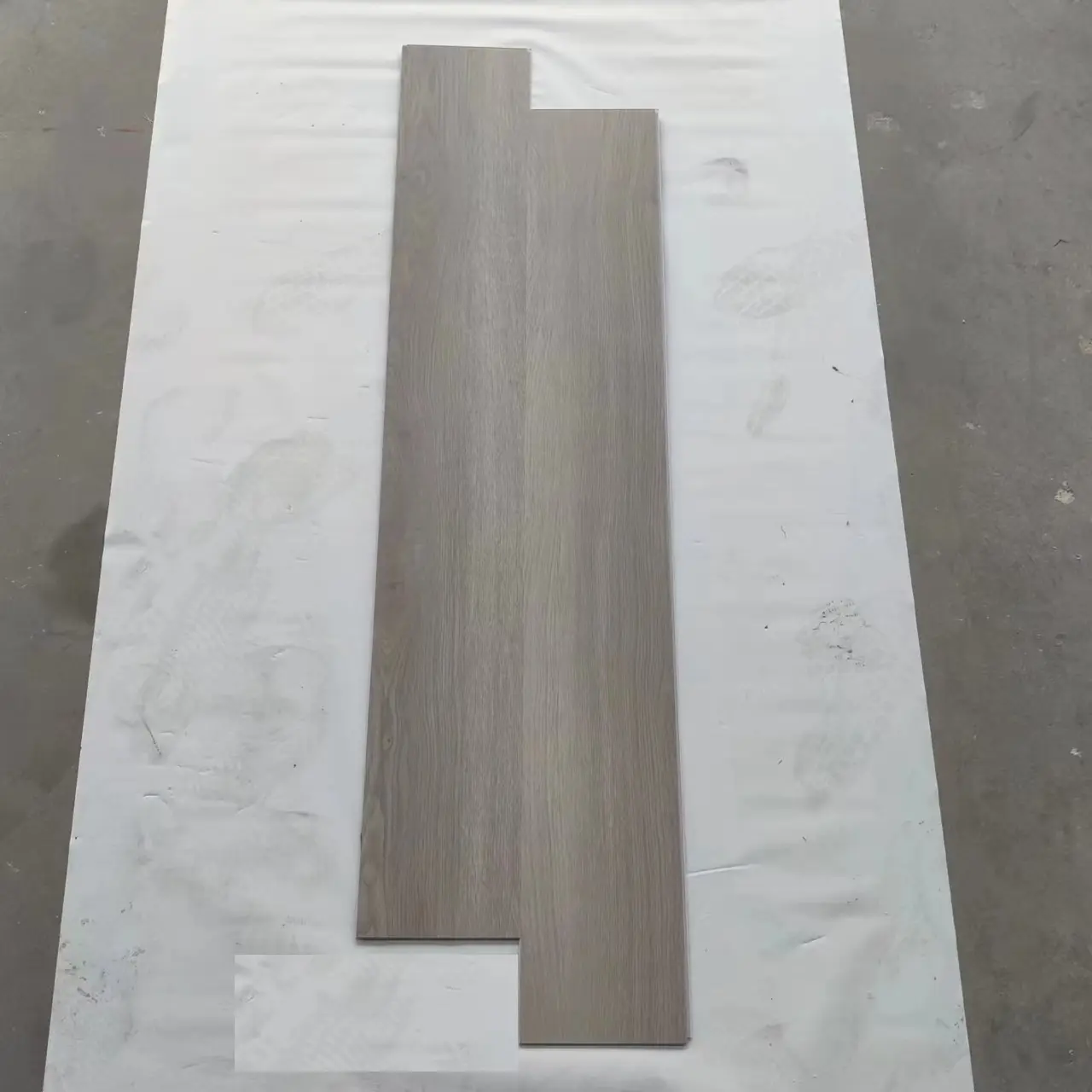Dalle de sol moderne en bois PVC SPC Surface lisse pour les projets de rénovation d'hôtels Nouveau matériau de construction