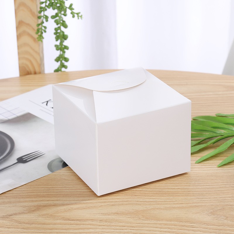 Caja de cartón blanca
