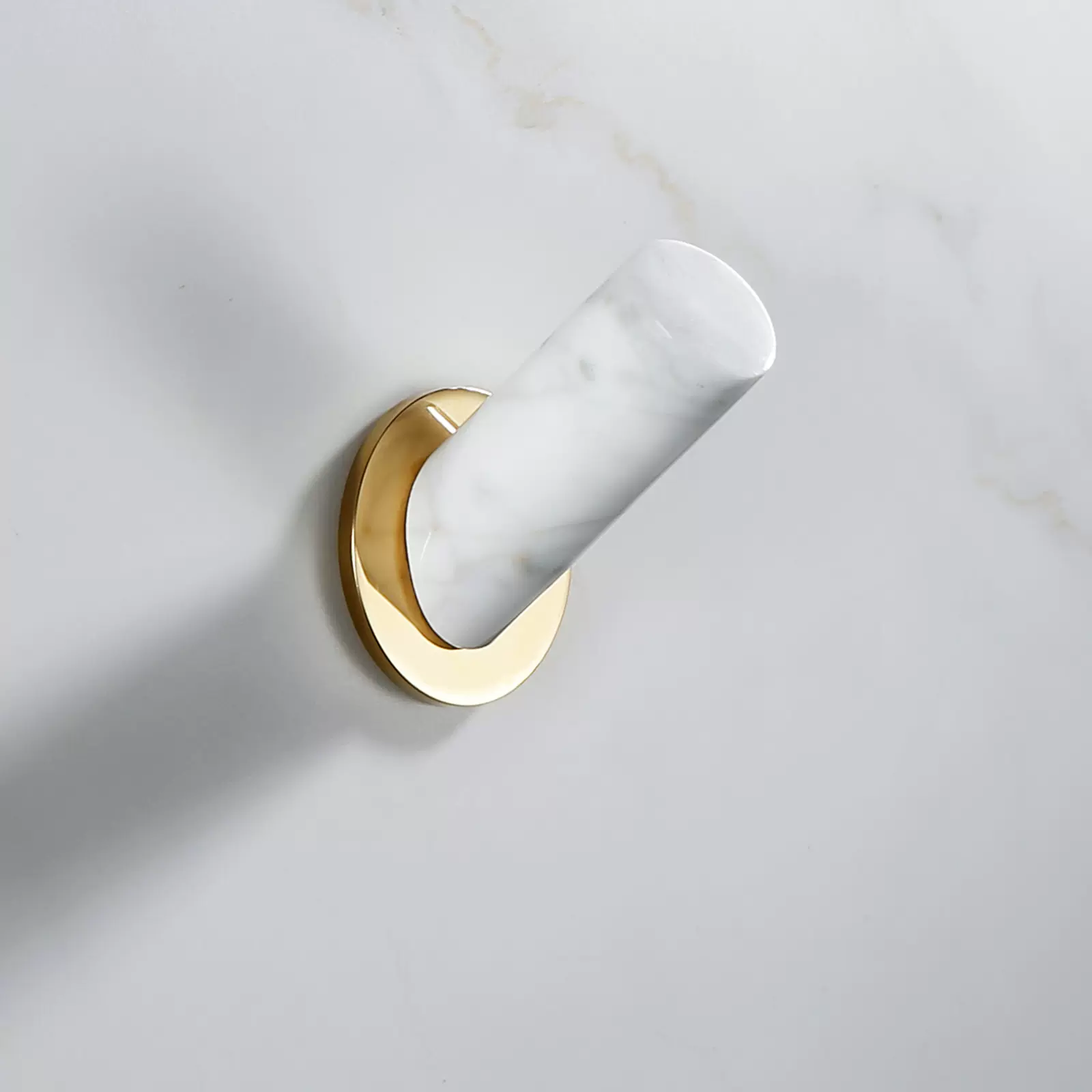 Installato da colla, di marmo bianco, lucido con oro placcato