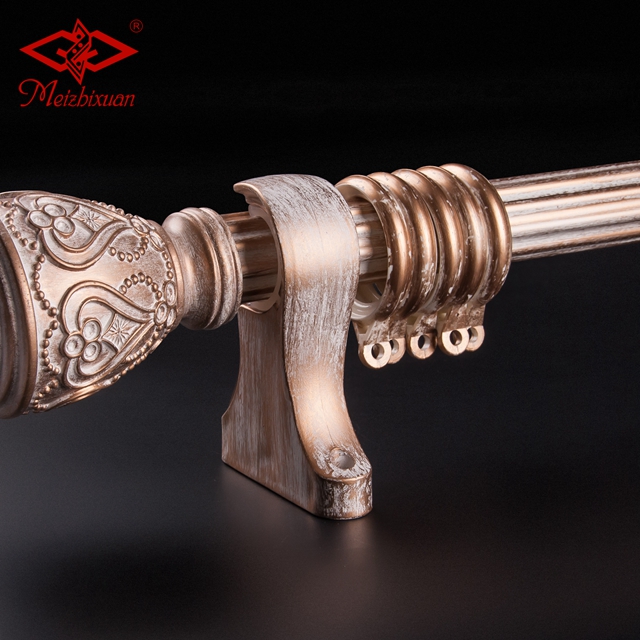 แปรงสีขาวสีทอง