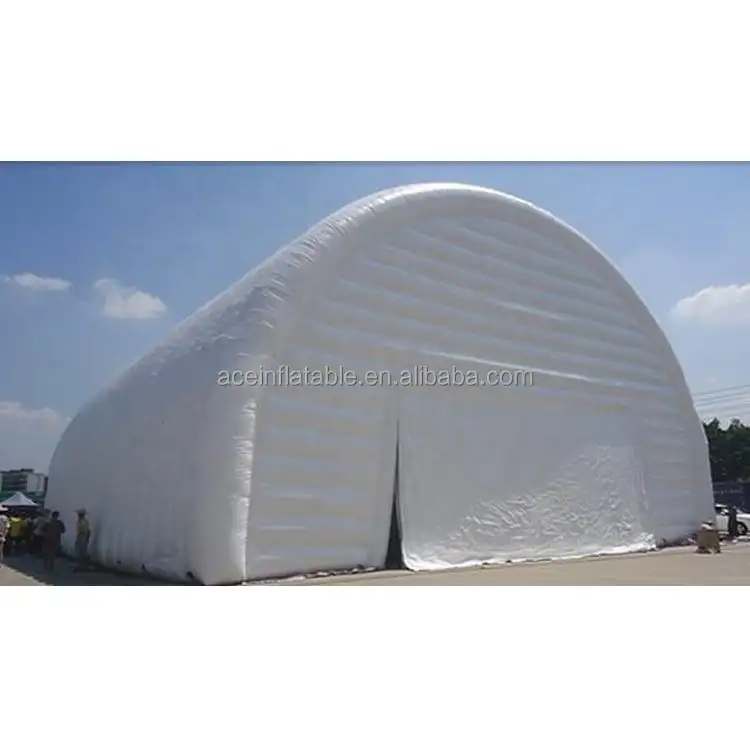 Disesuaikan struktur bangunan kedap udara raksasa tenda gudang tiup putih tiup lengkungan tenda hanger untuk acara