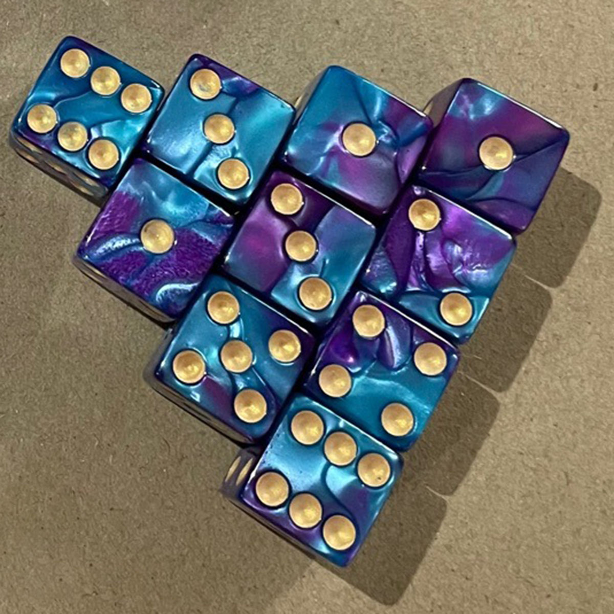 verde y morado