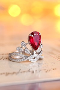 彼女のギフトパーティーの結婚指輪のための女性のヴィンテージ婚約指輪のための真新しい925スターリングシルバーラボで育ったルビーリング
