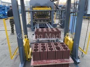 Máquina de bloques de arena KAIDONG, máquina de fabricación de ladrillos de enclavamiento de hormigón hueco hidráulico completamente automático para bloques, sistema hidráulico de bloqueo de arena, sistema de bloqueo de hormigón - Product Image 3
