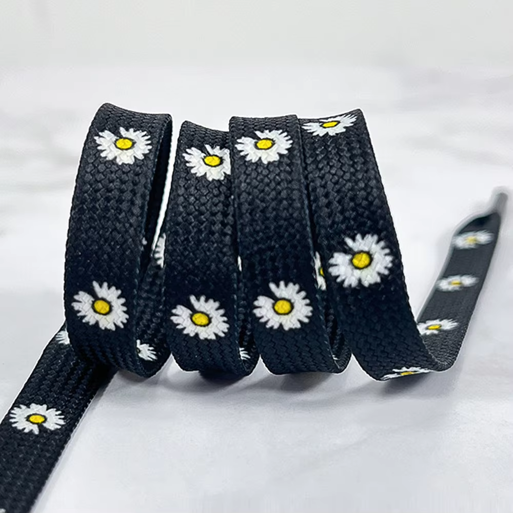 ดอกเบญจมาศสีขาวพื้นหลังสีดำ