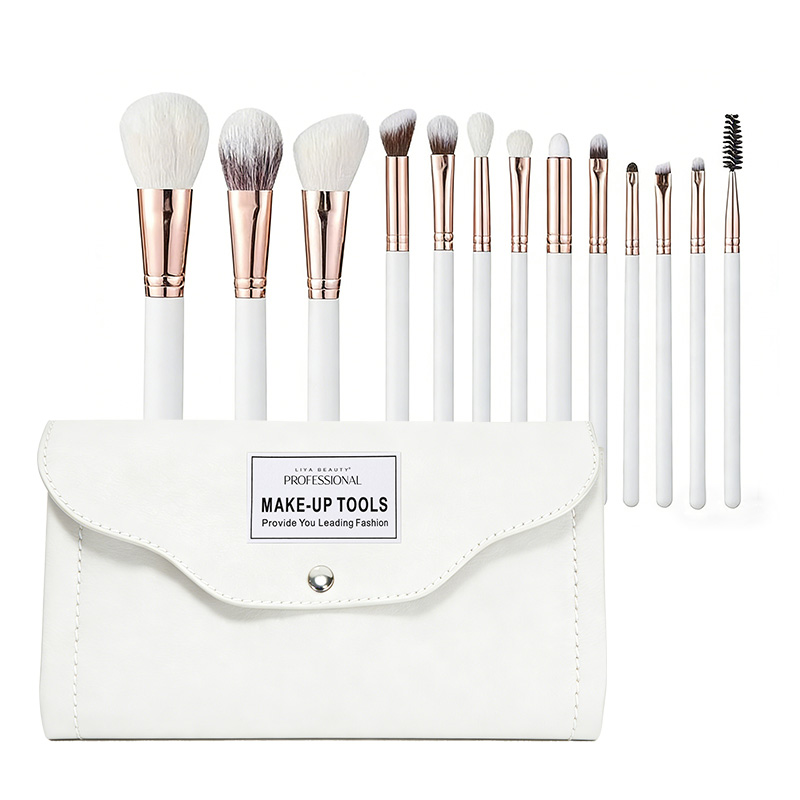 Ensemble de pinceaux de maquillage blancs