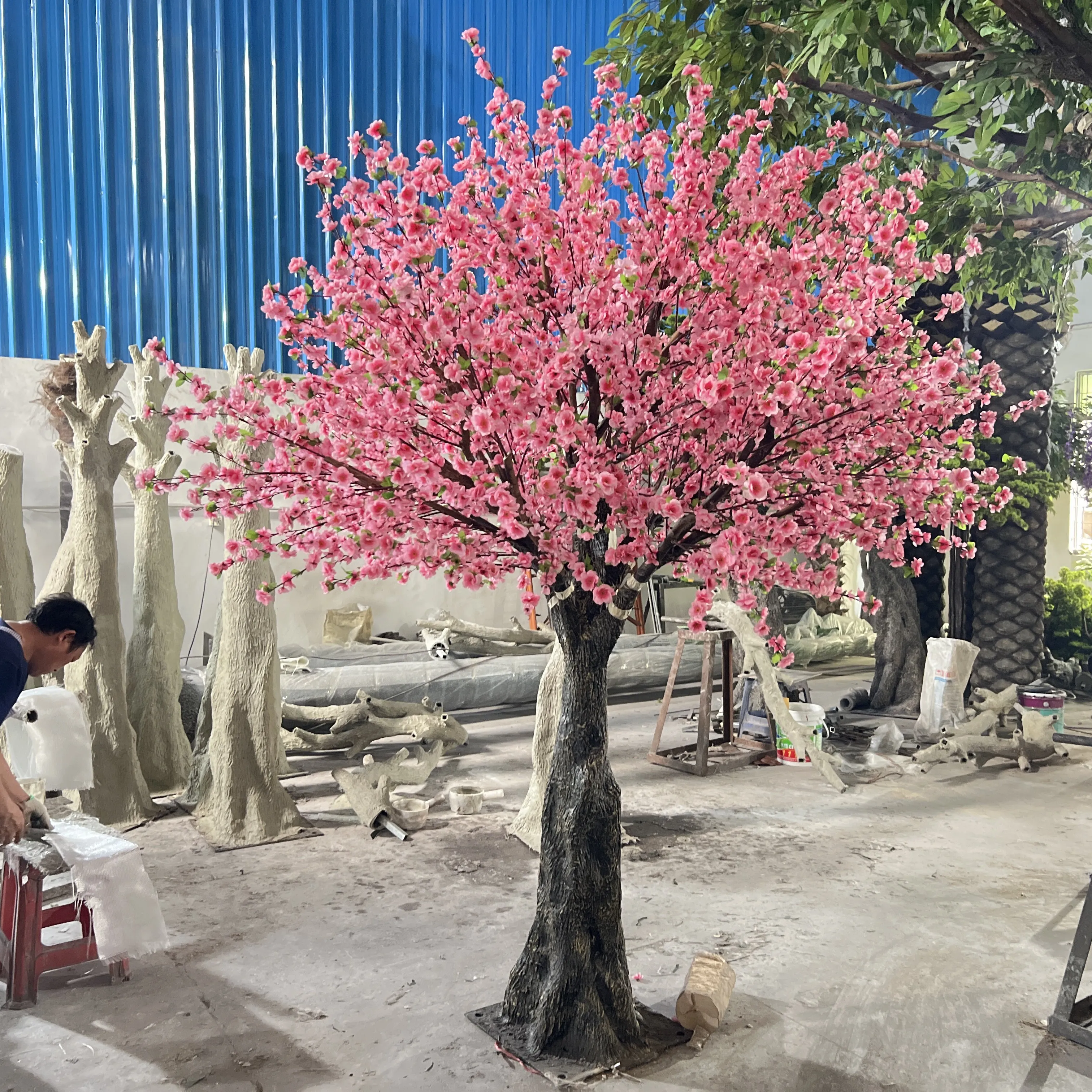 Venda quente grande árvore de seda artificial flor de pêssego ecológica decoração de festival de primavera interior planta de fibra de vidro para casa