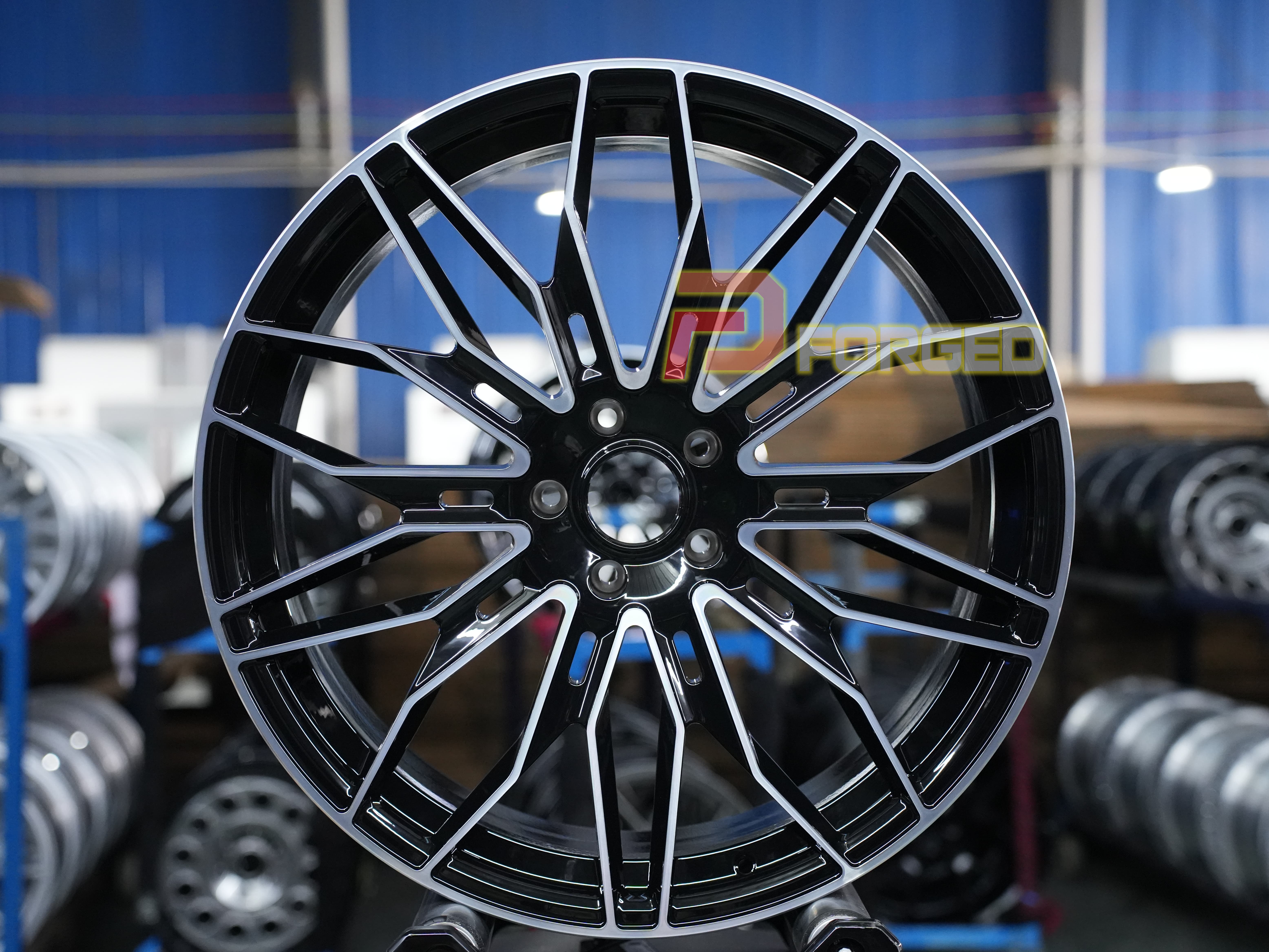 Noir brillant et finition usinée