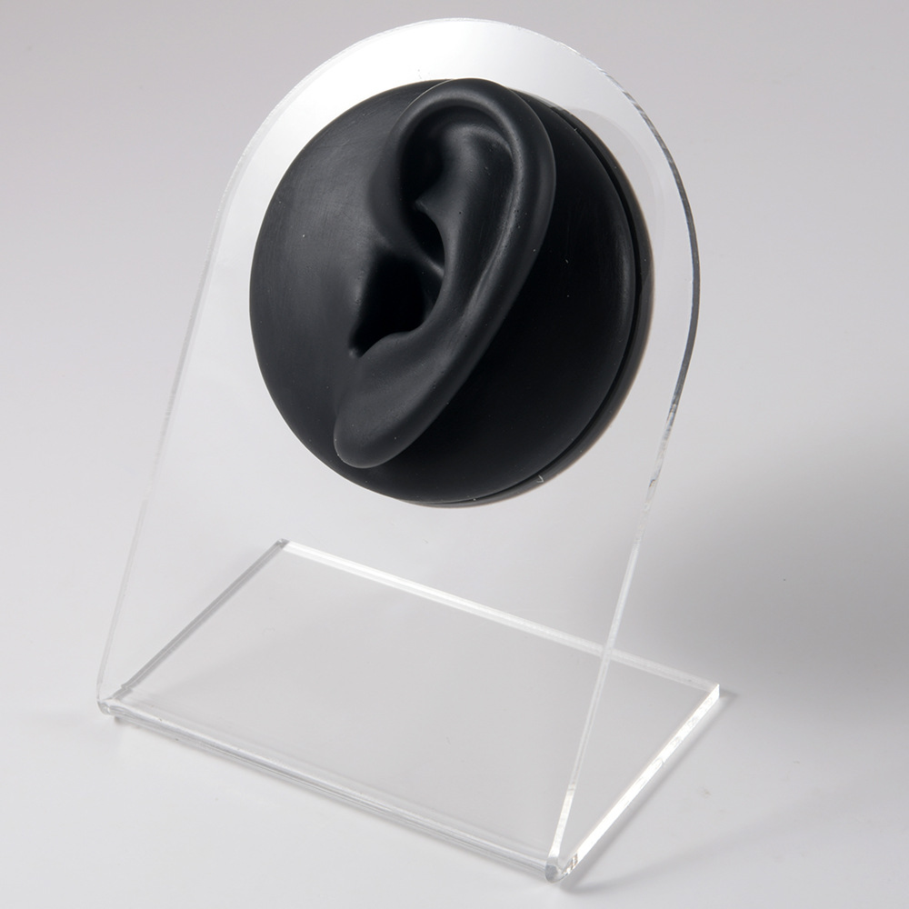 Oreja izquierda negra