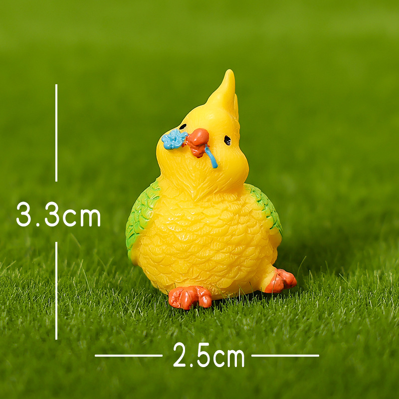 Oiseau jaune avec une fleur dans le bec