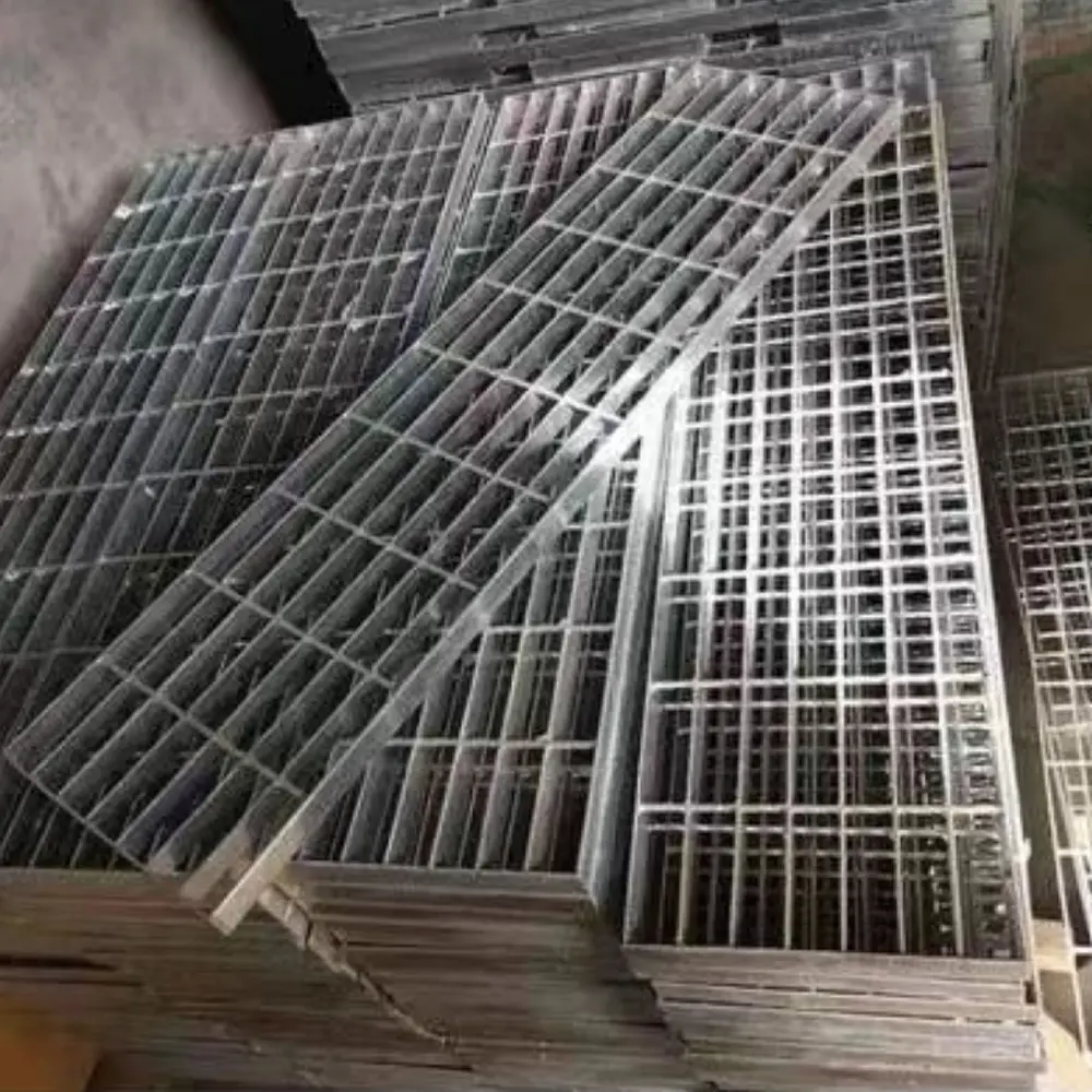 Aplikasi luar ruangan lasan Q235 galvanis tangga 240mm x 600-1300mm langkah tangga logam berlubang untuk tangga tangga luar ruangan