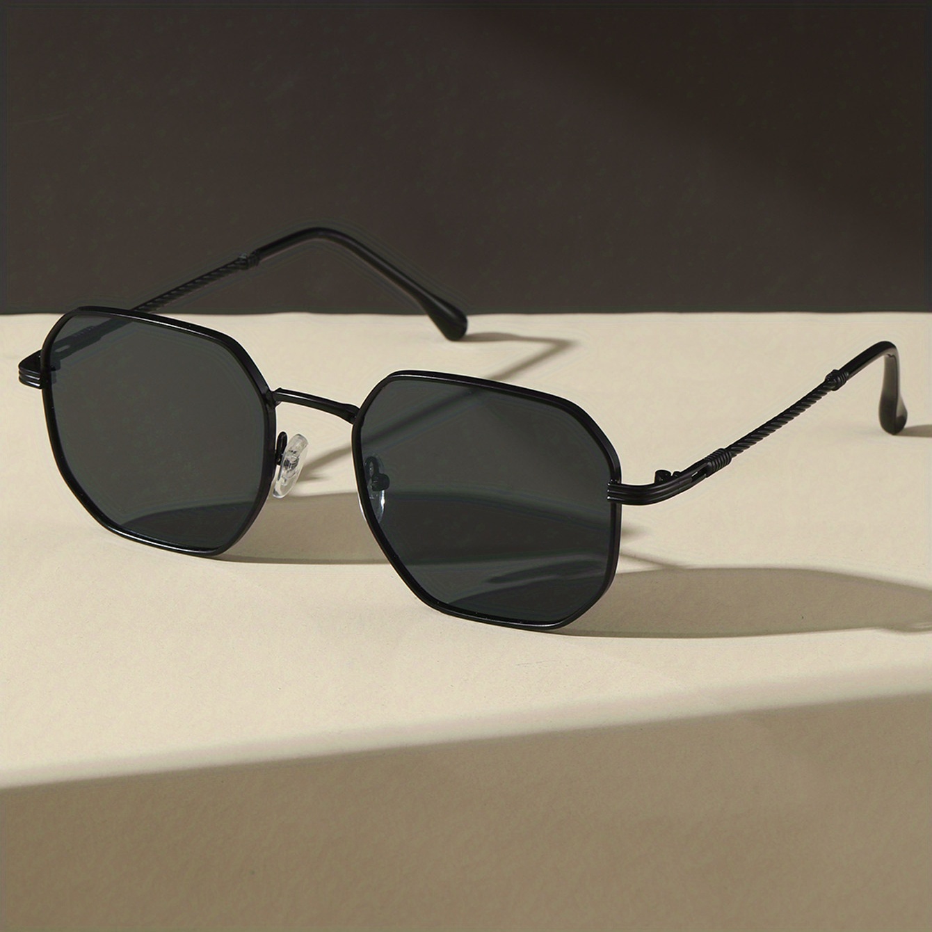 Monture noire, verres gris