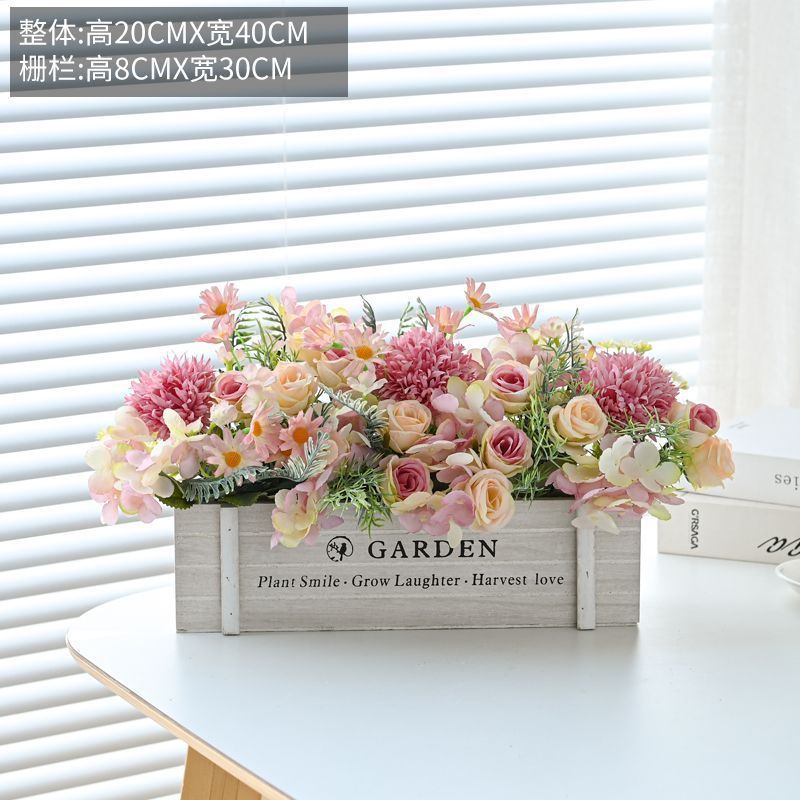Nouvelle clôture en bois, roses blanches combinées avec du violet