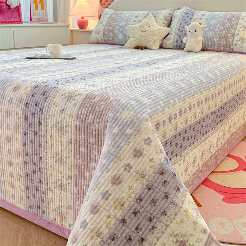 Funda de cama rectangular de terciopelo leche, con estampado floral pequeño a rayas en tonos púrpura.