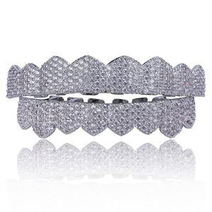 All'ingrosso Hip Hop glassato fuori denti Grillz ottone oro 18K placcato platino Grillz Rapper Body gioielli regalo