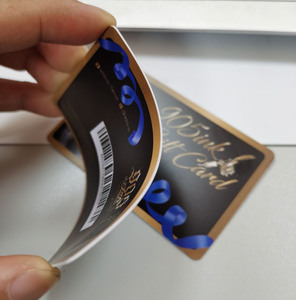 Uv di alta qualità di stampa unico cambiamento di codici a barre qr codice appartenenza VIP carta regalo con il prezzo poco costoso