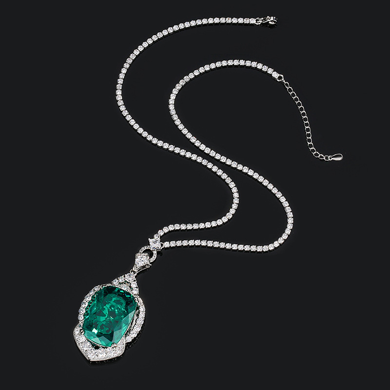 Pendentif émeraude avec chaîne sauvage