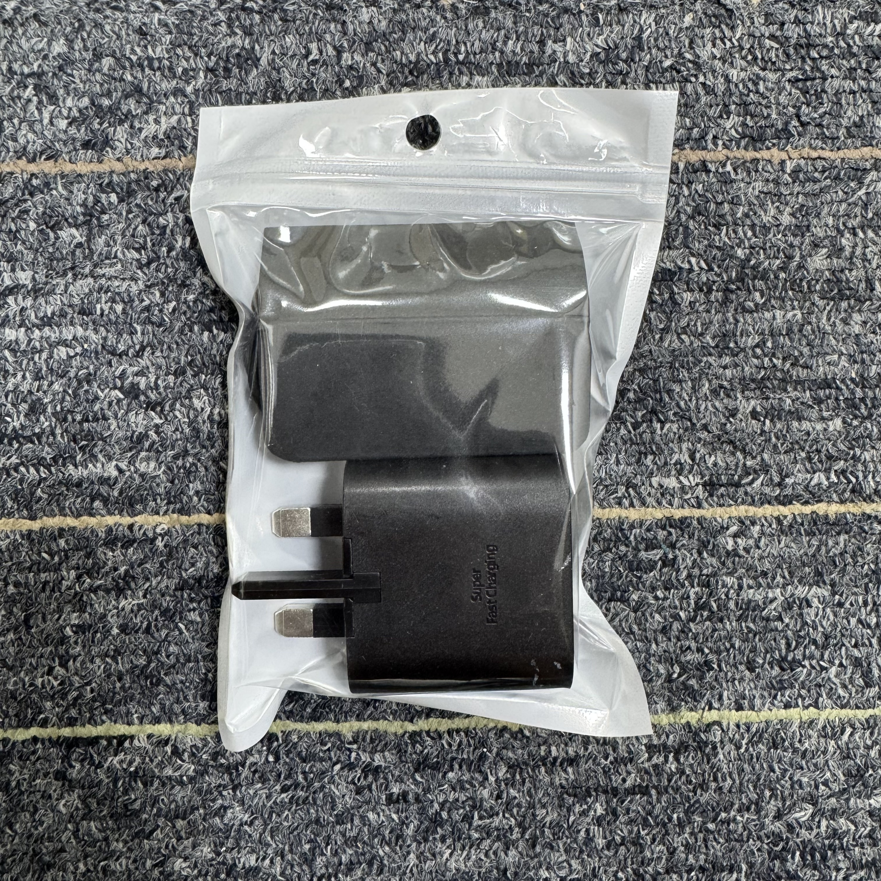 Cable cargador negro del Reino Unido+