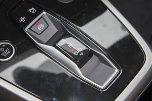 Bir U d I Q4 e-tron 2024 Model 40 e-tron yaratıcı baskı - Product Image 6