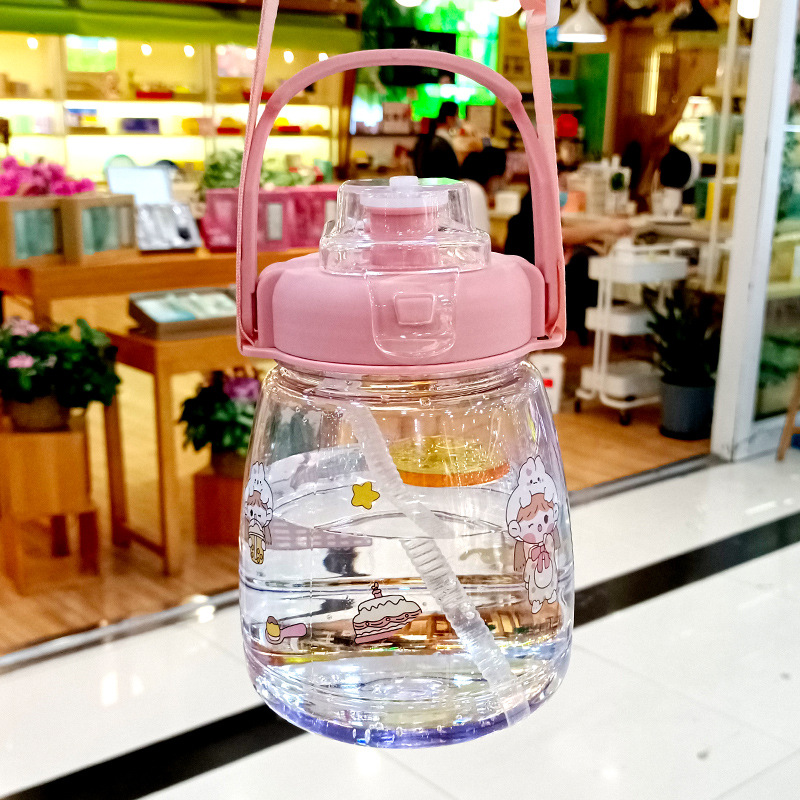 Taza rosa con pajita y pegatinas.