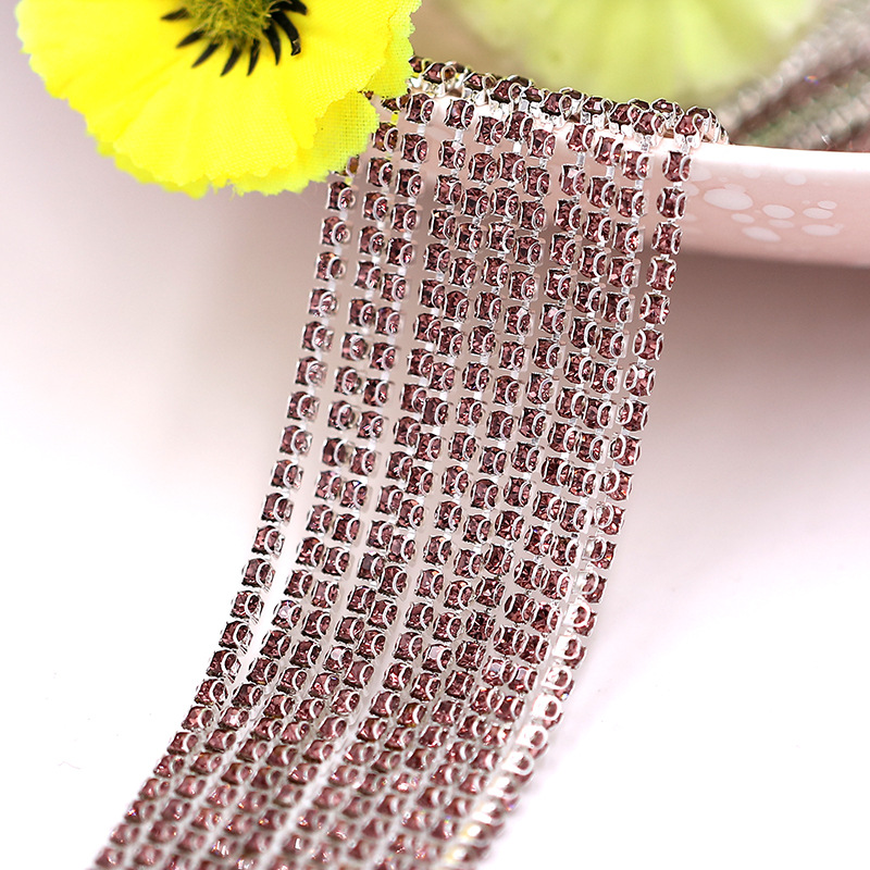 Base argentée en forme de D avec griffes denses et couleur violet clair