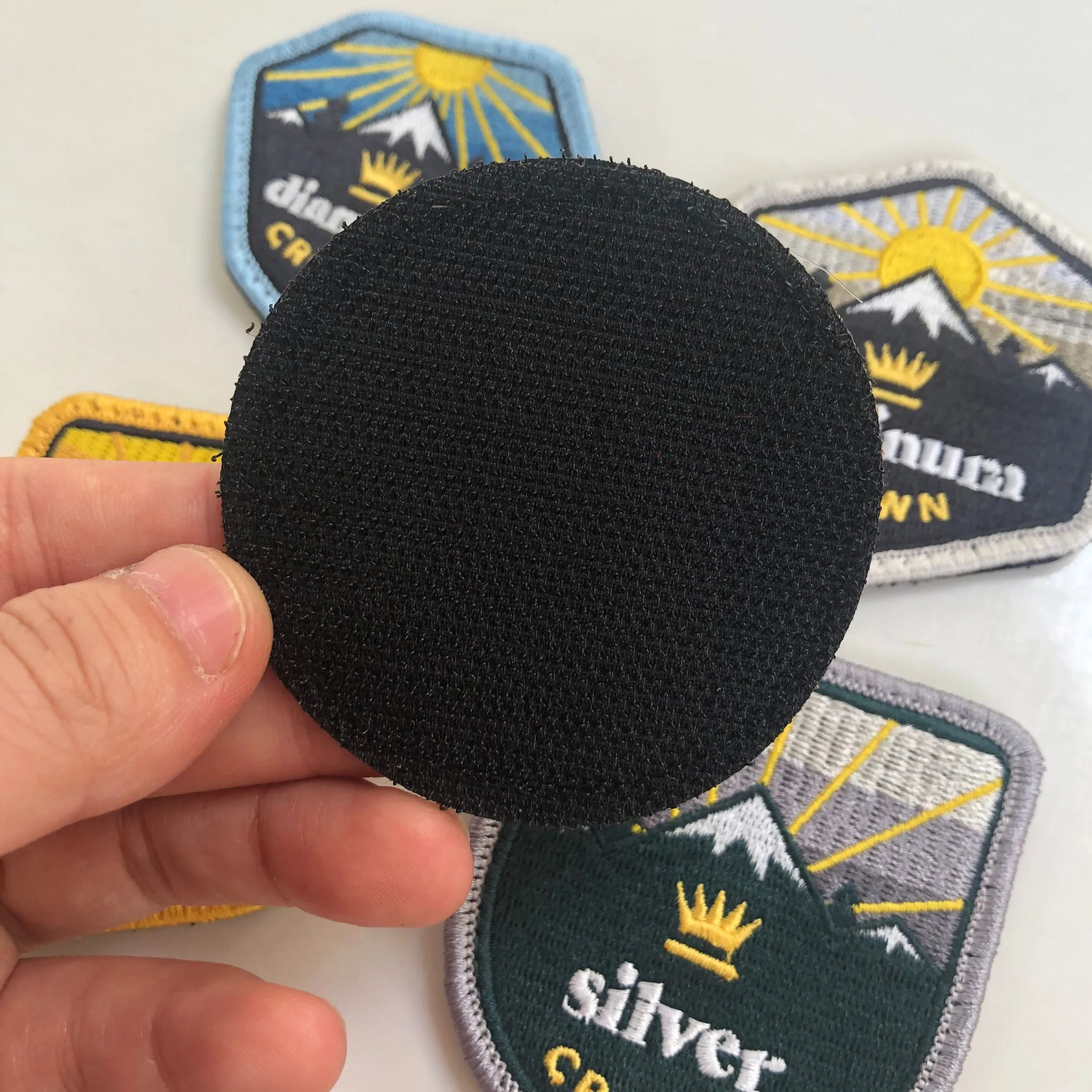 Aangepaste Ontwerp Goedkope Borduren Patch Label Borduurwerk Badge Met Klittenband Voor Kleding