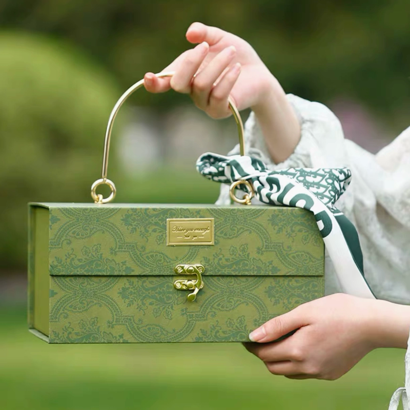 Green gift box + Raffia grass + silk scarf