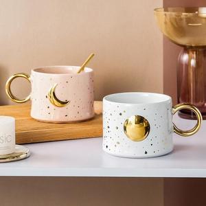北欧スタイルのミニオンエンボス太陽と月の豪華なセラミックノベルティかわいいティーコーヒーマグカップ、ゴールドハンドル付き