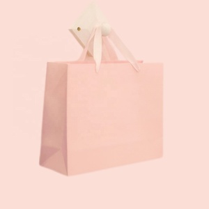 Sacos De Presente De Papel Revestido De Rosa Personalizado com Cordas Roupas Bonitos Imprimir Ambientalmente Amigável e Logotipo Amigável