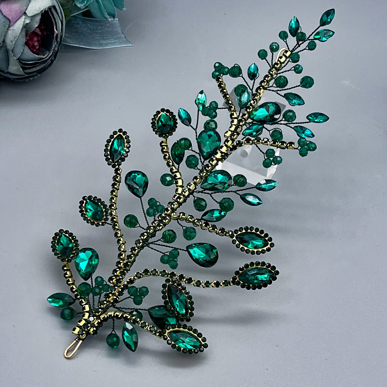 Gold base with emerald-03