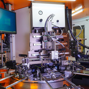 2 вида цветов CNC автомобильный сервопривод цилиндрическая стеклянная бутылка контейнер крем косметическая бутылка трафаретная печатная машина - Product Image 4
