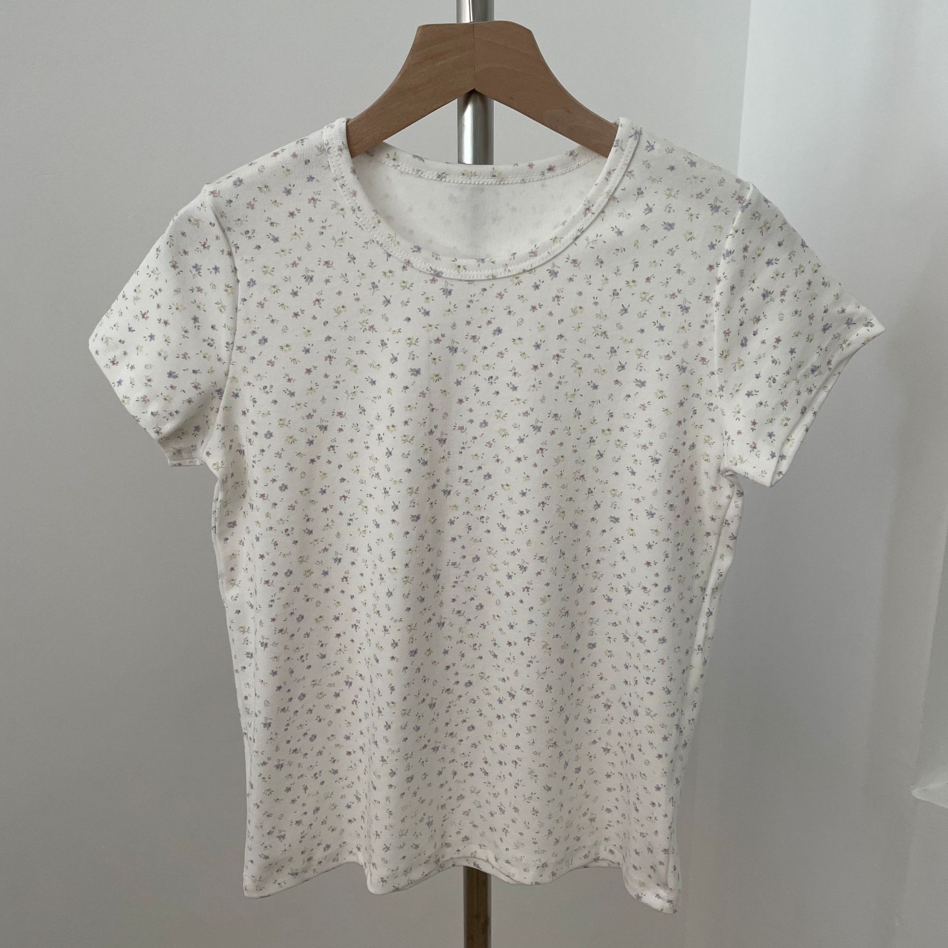 Petit fleuri sur fond blanc - T-shirt