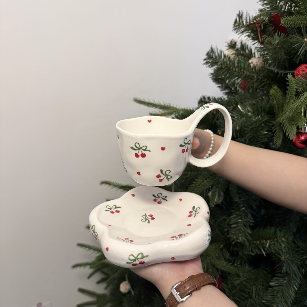 Tasse cœur cerise rouge 300 ml, soucoupe 15,5 cm.