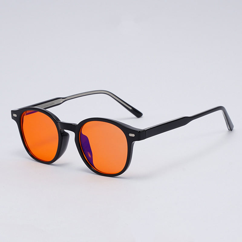 Negro con lente naranja.