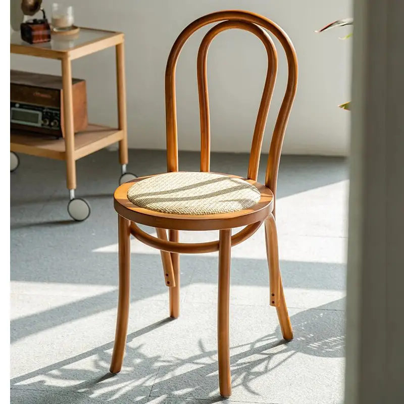 Silla de comedor de ratán de asiento ancho con marco de patas de madera maciza de estilo nórdico, silla de ratán de lujo moderna para comedor