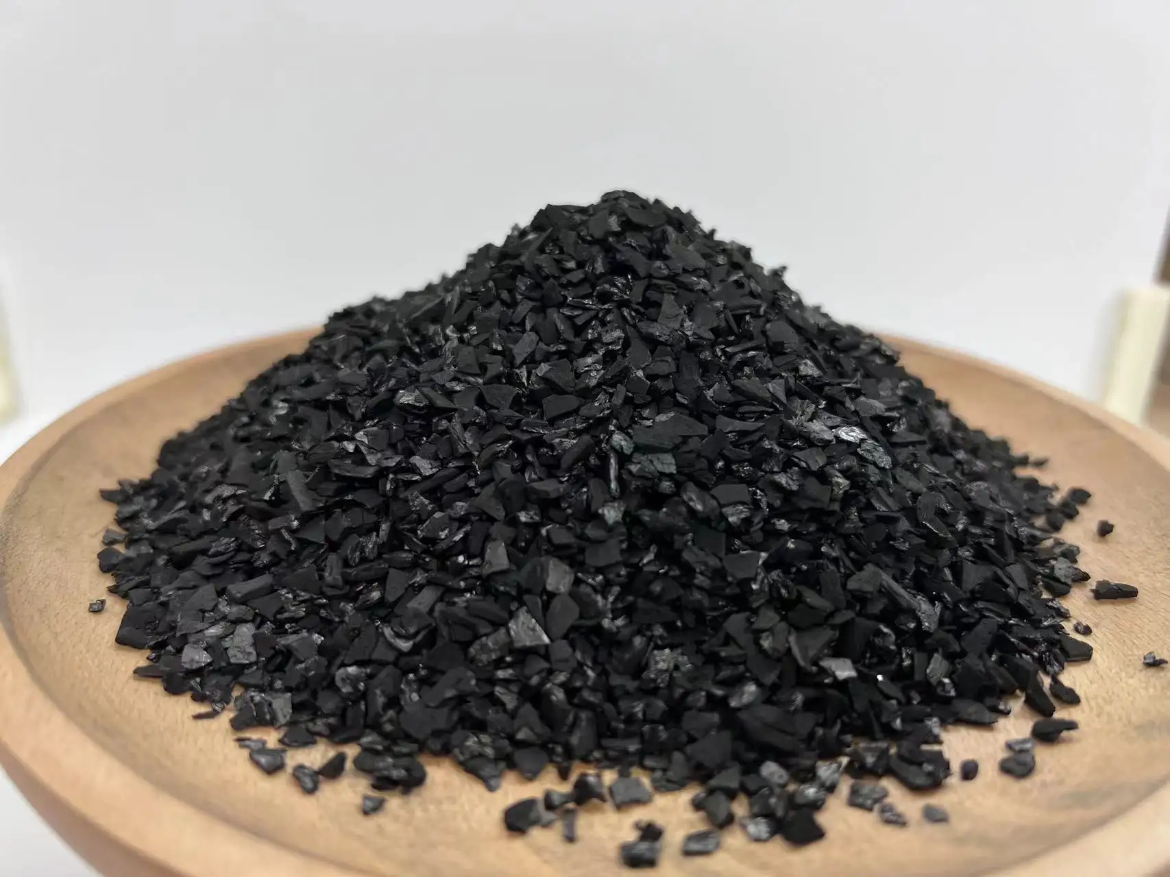 Coconut shell activated carbon particles for decolorizing wastewater treatment and gas treatment have excellent effect