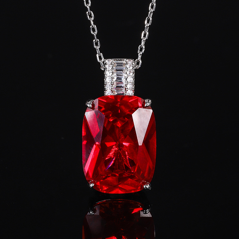 Pendentif corindon rouge avec chaîne